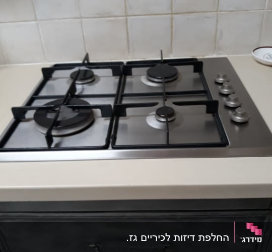 כיריים גז עם ארבעה מבערים וכפתורי שליטה